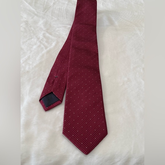 Hugo Boss Designer Dotted Silk Tie. Color: Merlot - Picture 3 of 6